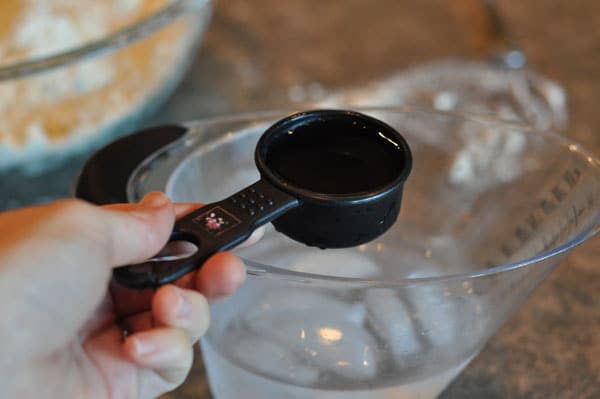 black measuring cup with ice water