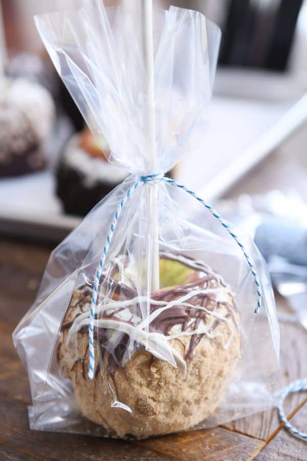 How to package homemade caramel apples in bags with twine.