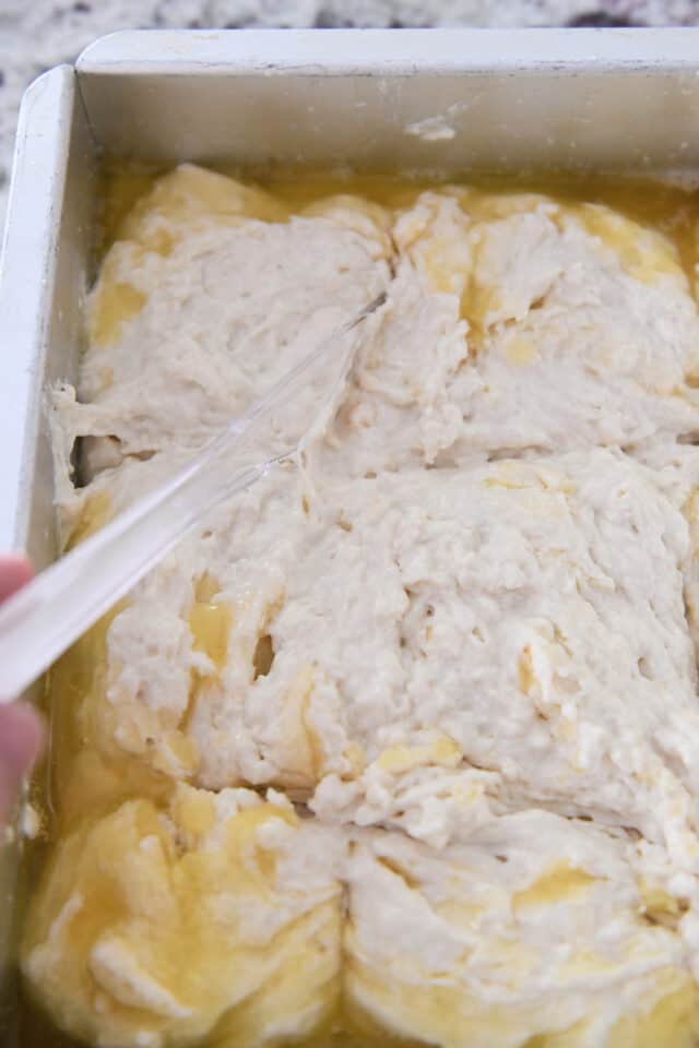 Far scorrere il coltello di plastica attraverso la pasta biscotto burrosa.