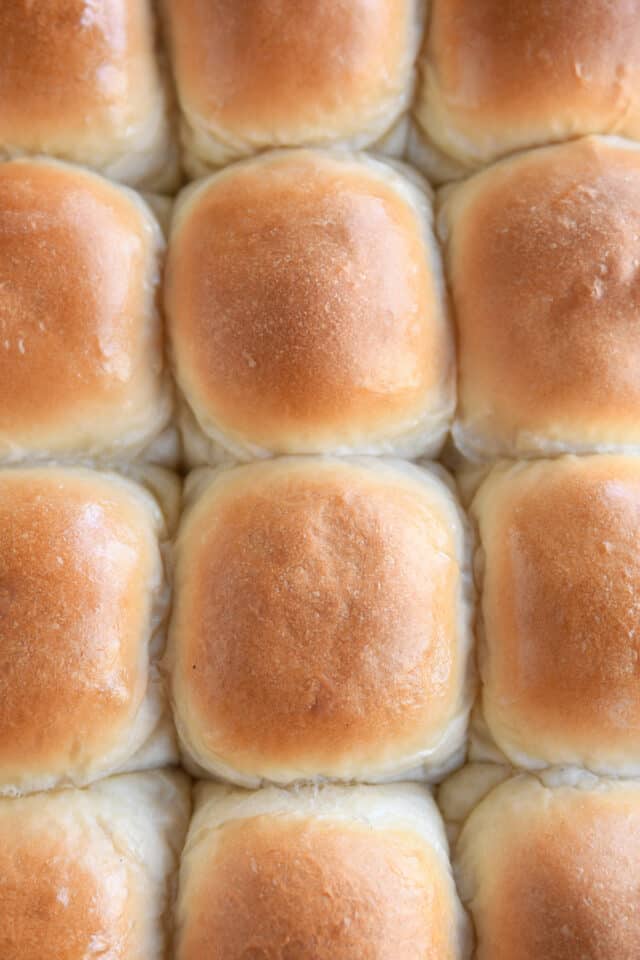 Six baked soft and fluffy dinner rolls.