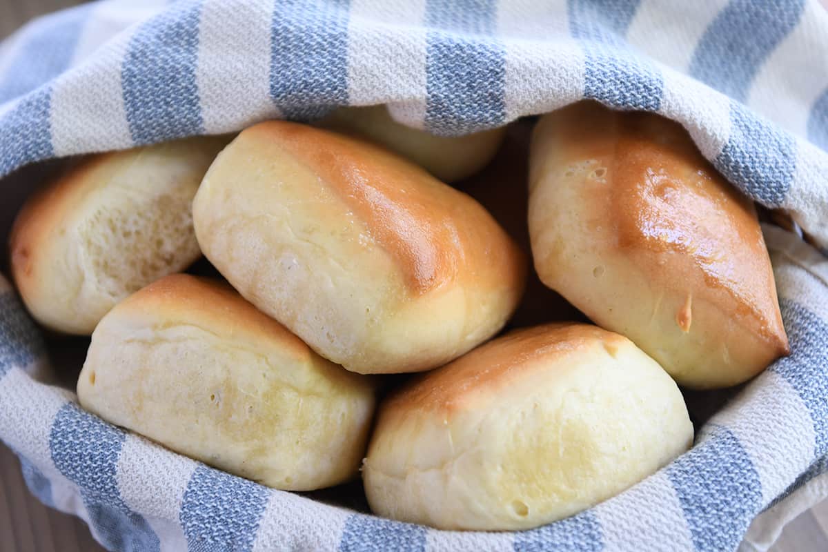 Texas Roadhouse Rolls - {Copycat Recipe} - Julie's Eats & Treats ®