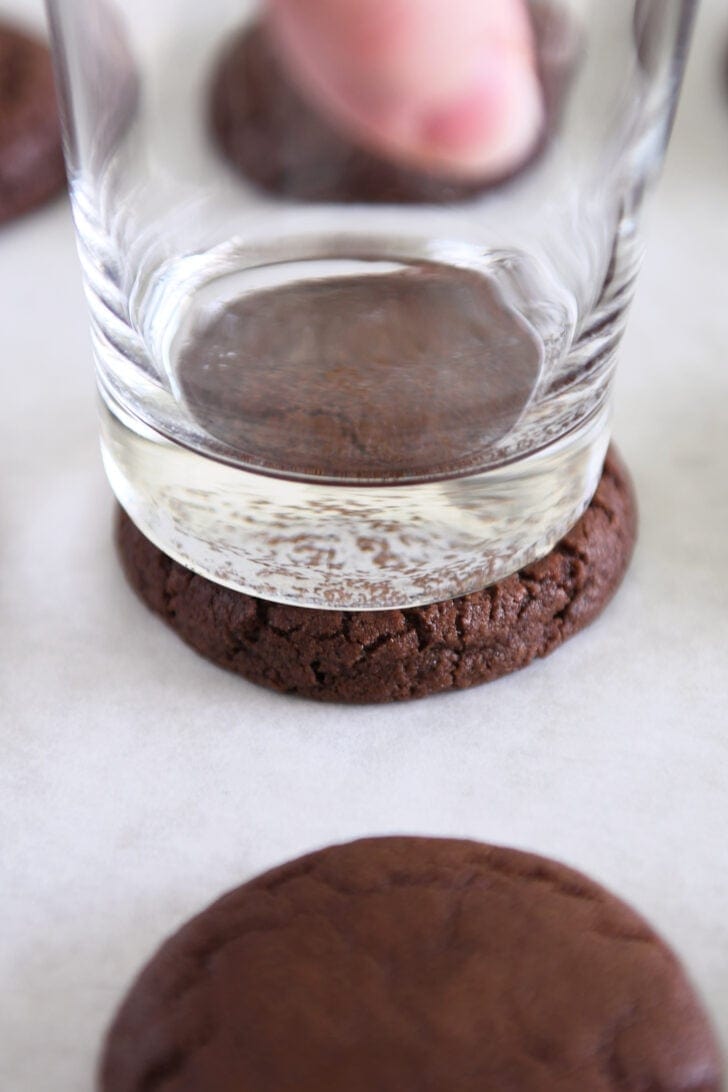 Match chocolate chip cookies with flat glass to a uniform thickness.