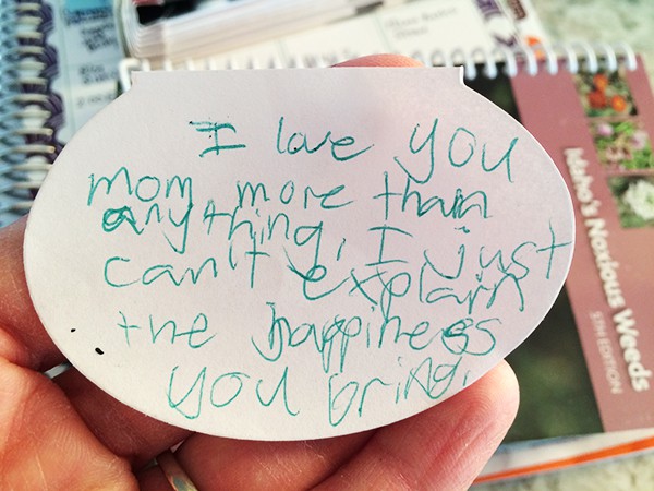 A handwritten note from a child to a Mom. 