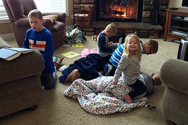 A bunch of little kids playing in their living room. 