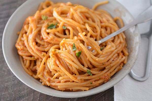 20-Minute Tomato Pesto Pasta - Mel's Kitchen Cafe