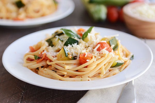 Fresh Zucchini and Tomato Linguine {20-Minute Meal}